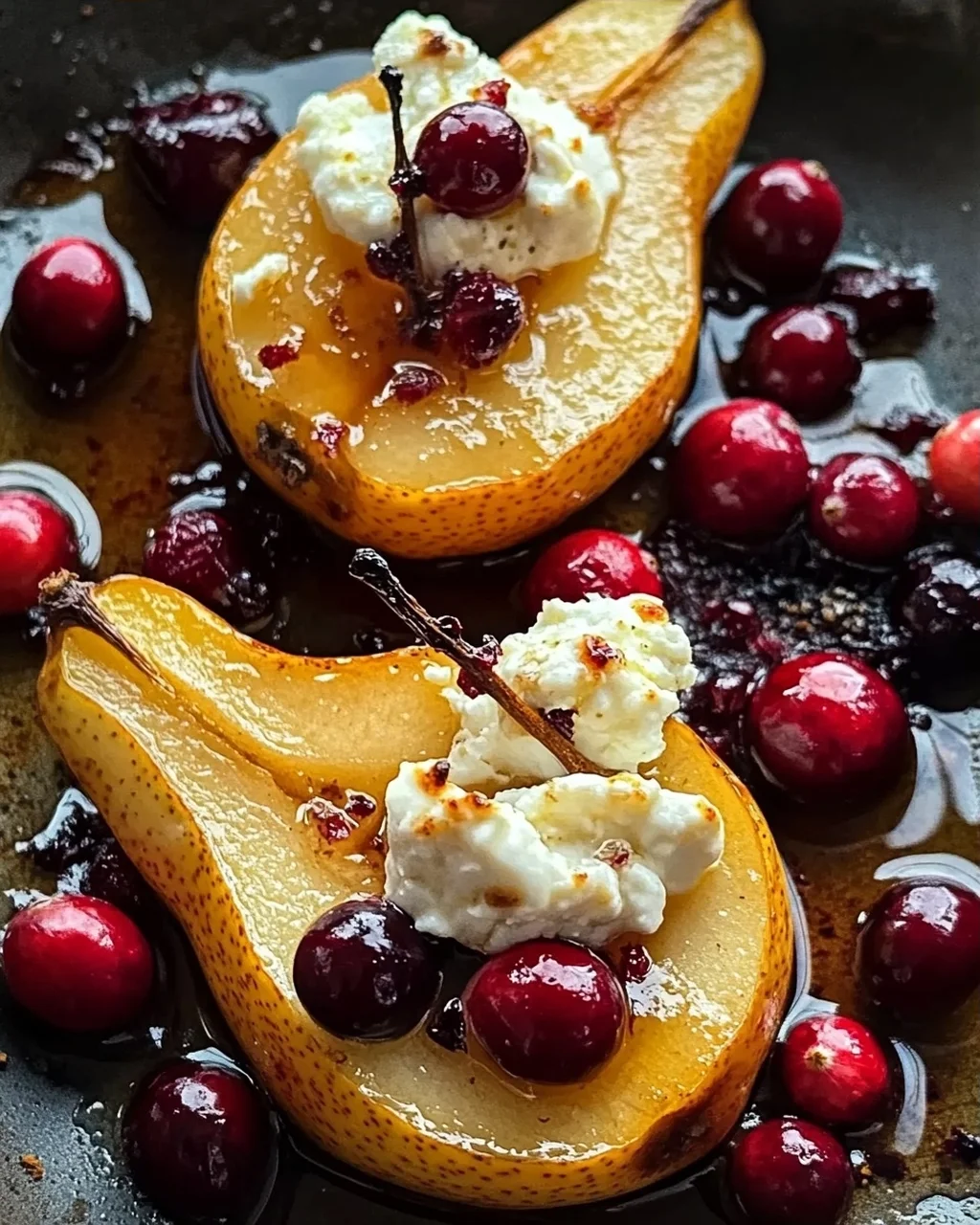 Gebackene Birnen mit Ziegenkäse, Honig & Preiselbeeren