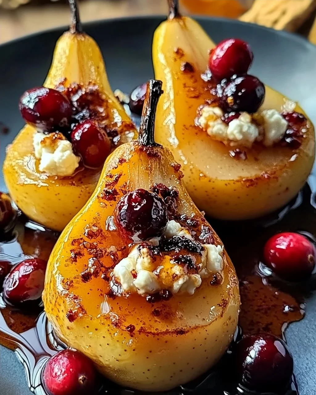 Gebackene Birnen mit Ziegenkäse, Honig & Preiselbeeren