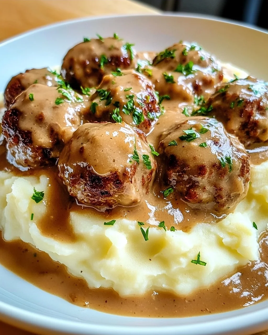 Hackbällchen in cremiger Sauce mit Kartoffelpüree