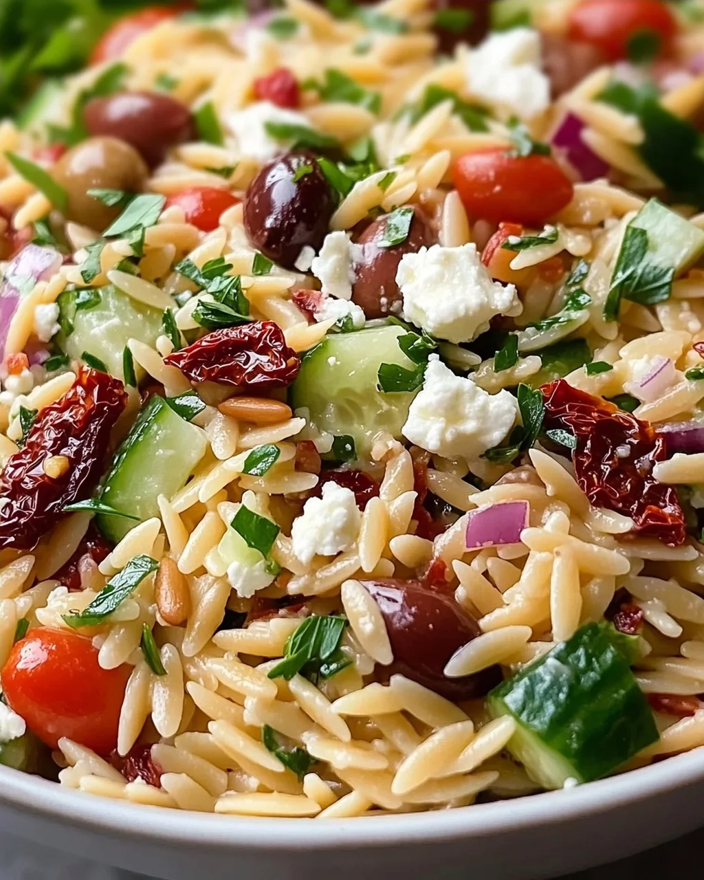Hausgemachter Orzo Salat mit Feta & Getrockneten Tomaten